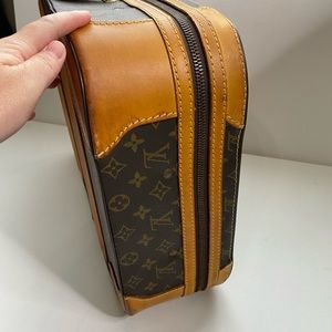 LOUIS VUITTON. Small suitcase Stratos in monogram canvas…